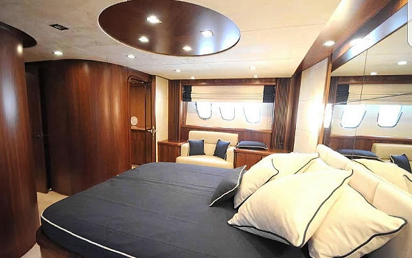 Sunseeker Predator 72 Аренда яхты в Сочи - vip каюта